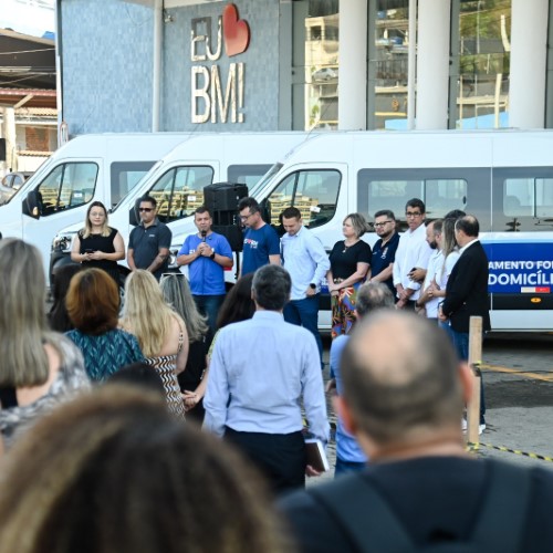 Prefeito de BM reforça compromisso com a saúde e entrega três novas vans para o TFD